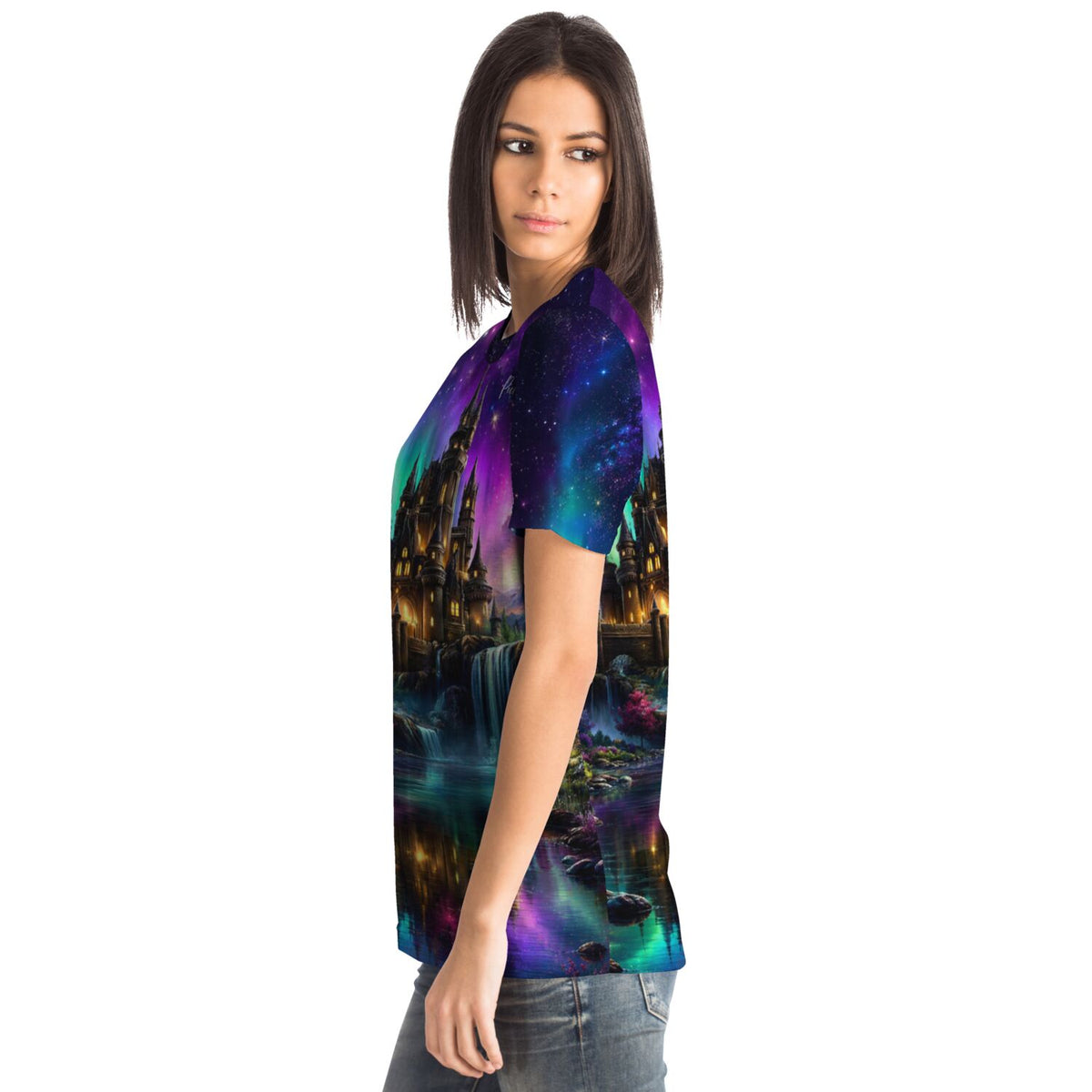 Frau trägt Dreamer T-Shirt Echos des Himmels mit mystischem Schloss-Motiv, das an Diamond Painting Kunstwerke erinnert.