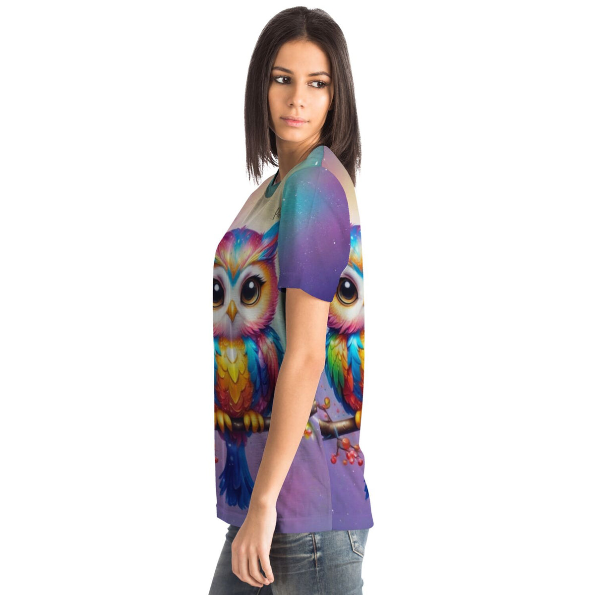 Frau trägt stilvolles T-Shirt mit buntem Eulen-Motiv im Stil von Diamond Painting und Malen nach Zahlen Designs