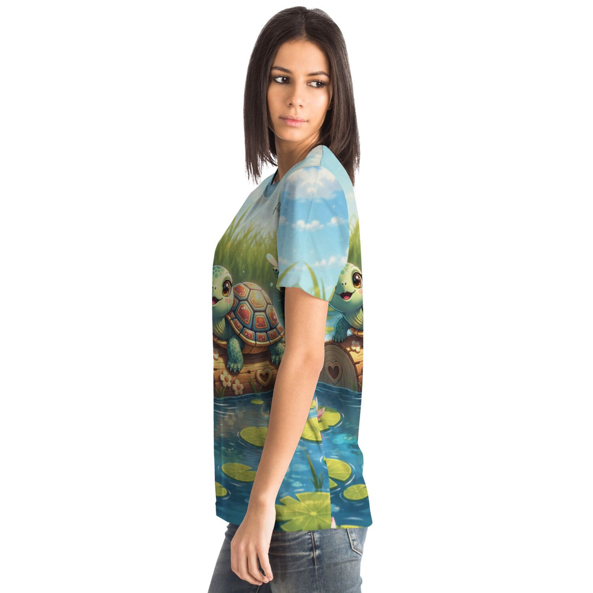 Frau trägt T-Shirt mit Schildkröten-Motiv, inspiriert von unseren beliebten Malen nach Zahlen und Diamond Painting Designs