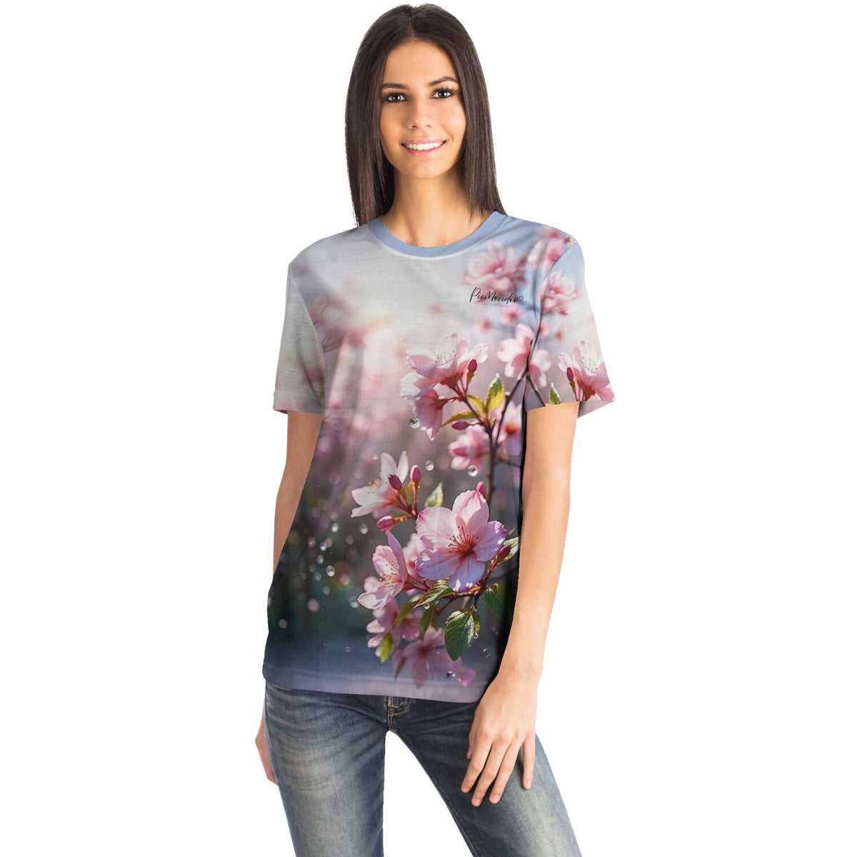 Frau trägt Dreamer T-Shirt mit zartem Kirschblüten-Druck - perfekt für Fans von Malen nach Zahlen und Diamond Painting