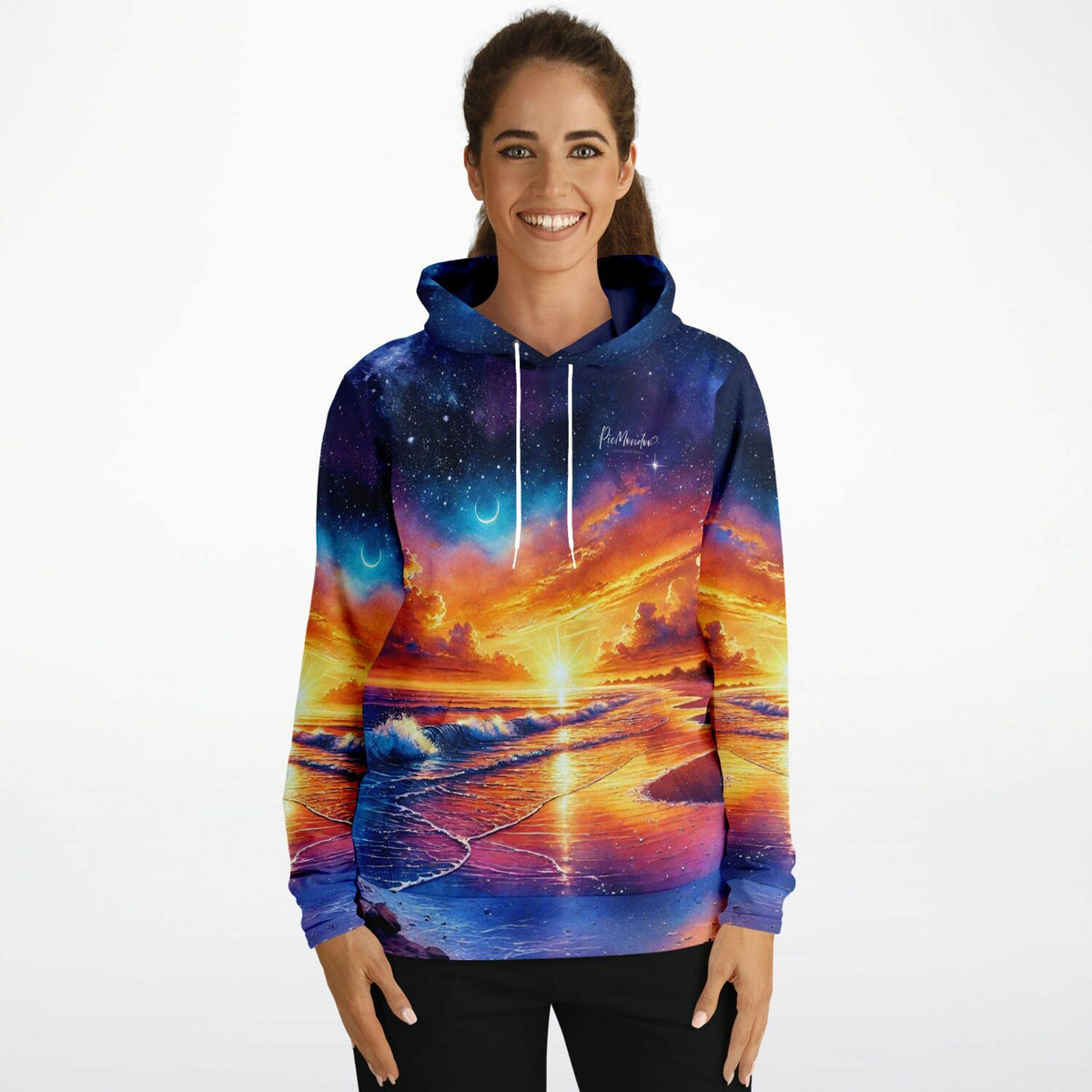 Frau trägt Dreamer Hoodie mit farbenfrohem Strand- und Sternenhimmel-Motiv, inspiriert von Diamond Painting Kunstwerken.