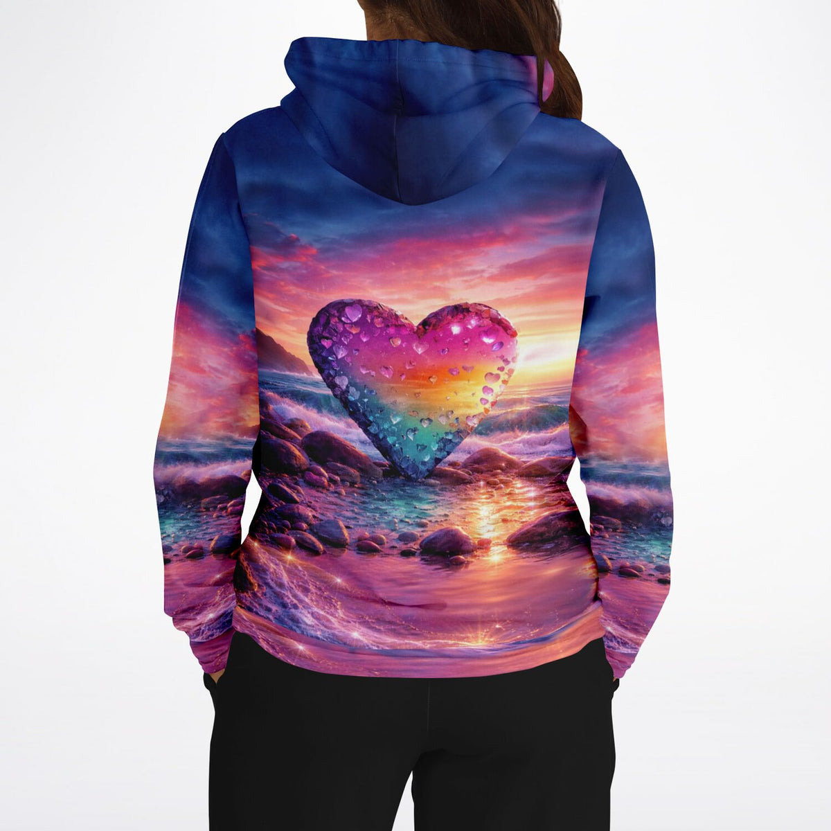 Hoodie mit buntem Herz-Motiv im Diamond Painting Stil vor Sonnenuntergang am Meer