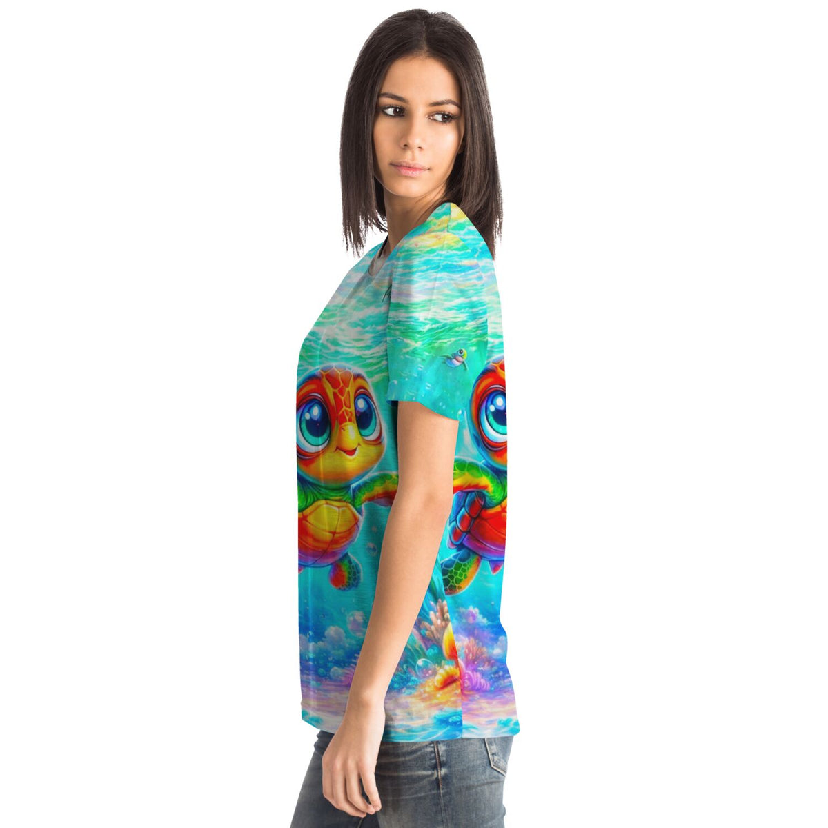 Frau trägt T-Shirt mit buntem Meeresschildkröten-Motiv im Stil von Diamond Painting und Malen nach Zahlen Designs