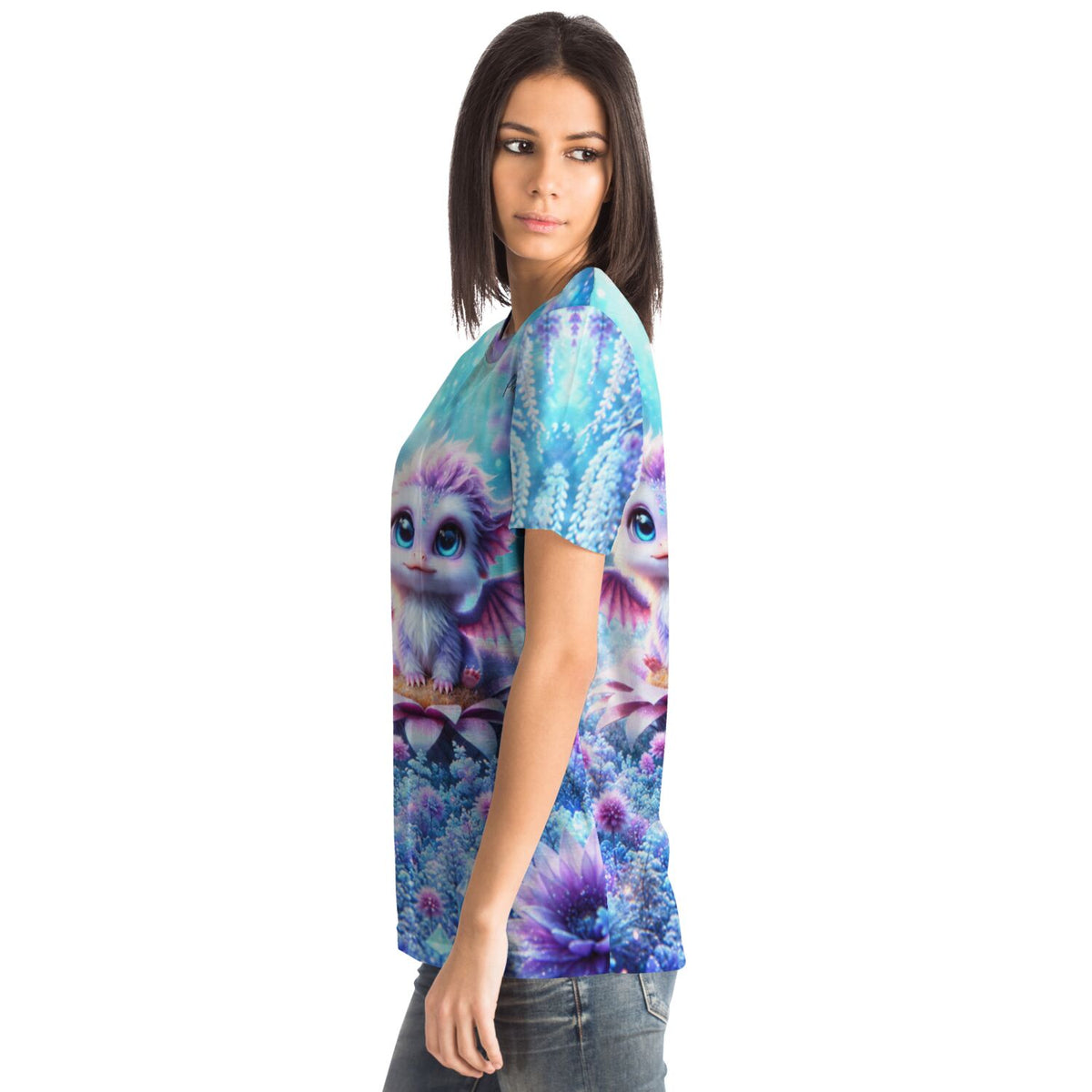 Frau trägt blaues Dreamer T-Shirt mit niedlichem Elun-Drache, inspiriert von Diamond Painting und Malen nach Zahlen Motiven
