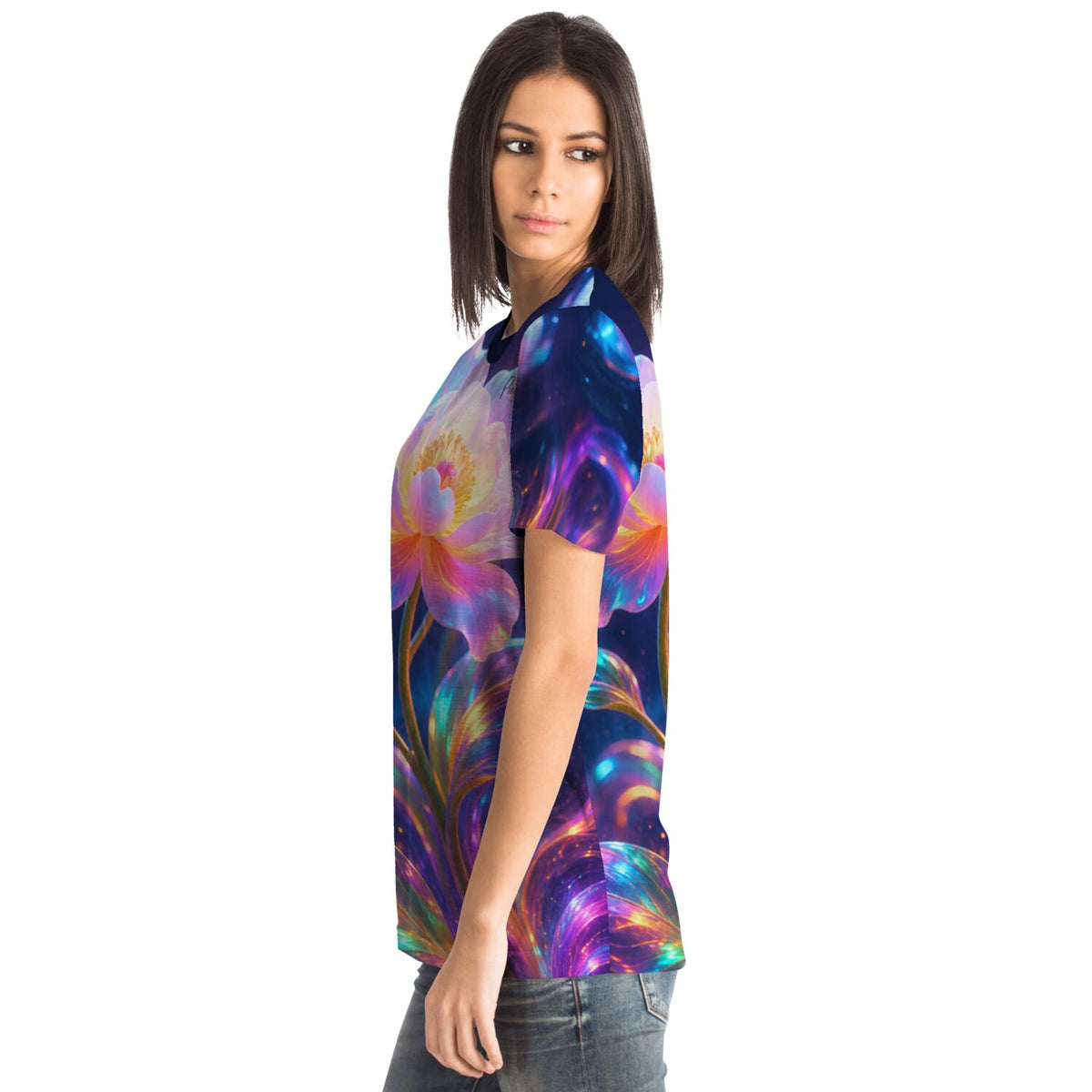 Frau trägt Dreamer T-Shirt mit leuchtendem Blumen-Motiv, das an farbenfrohe Diamond Painting Kunst erinnert.
