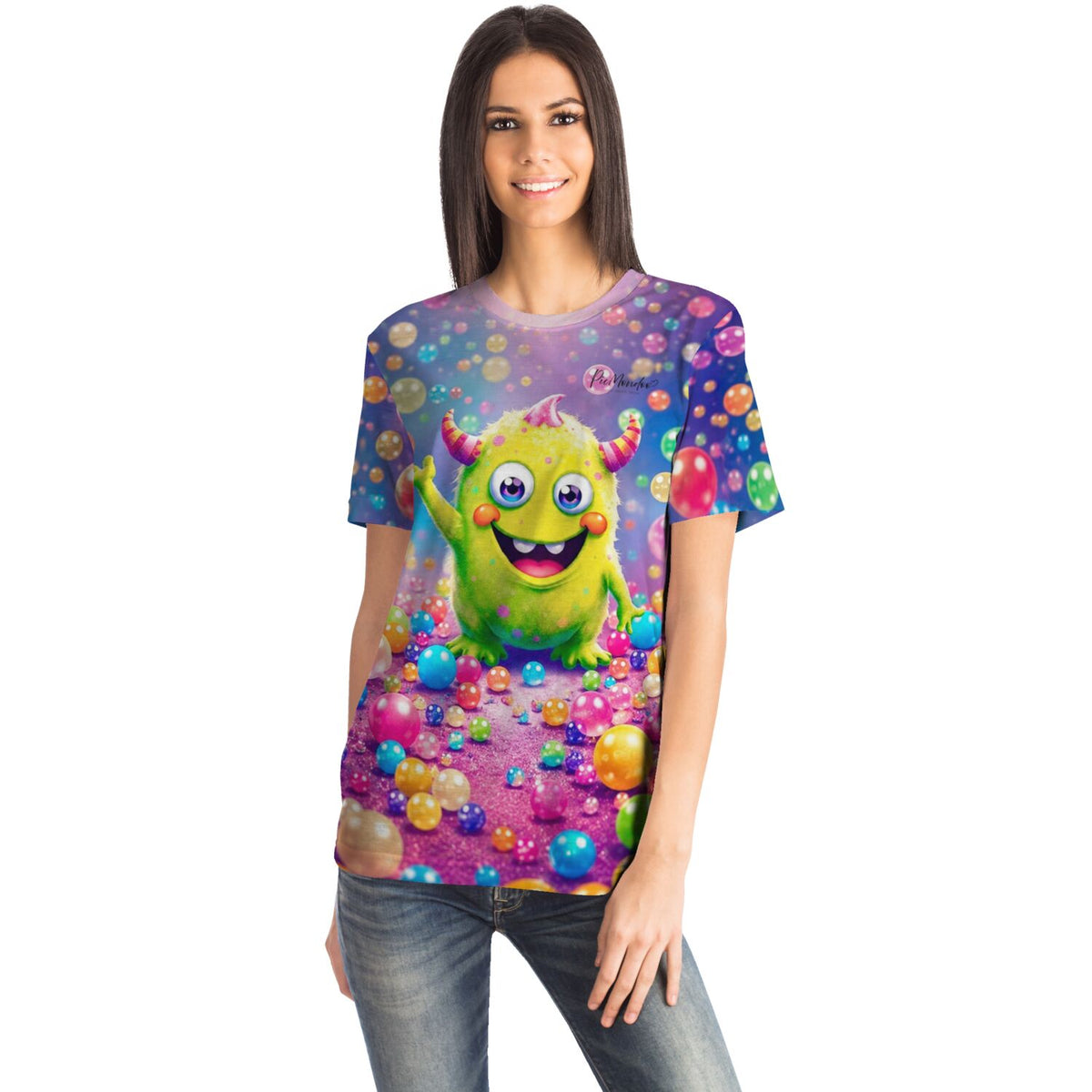 Frau trägt ein T-Shirt mit buntem Monster-Motiv, das den Stil beliebter Diamond Painting und Malen nach Zahlen Sets zeigt.