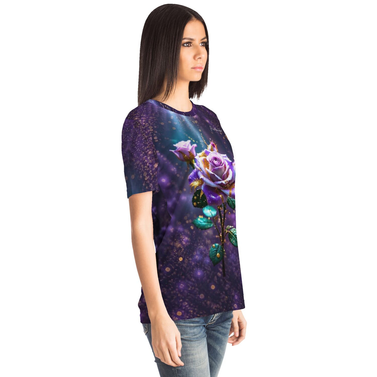Frau trägt Dreamer T-Shirt mit Amethystrose Design im beliebten Diamond Painting Stil in leuchtendem Lila und Gold