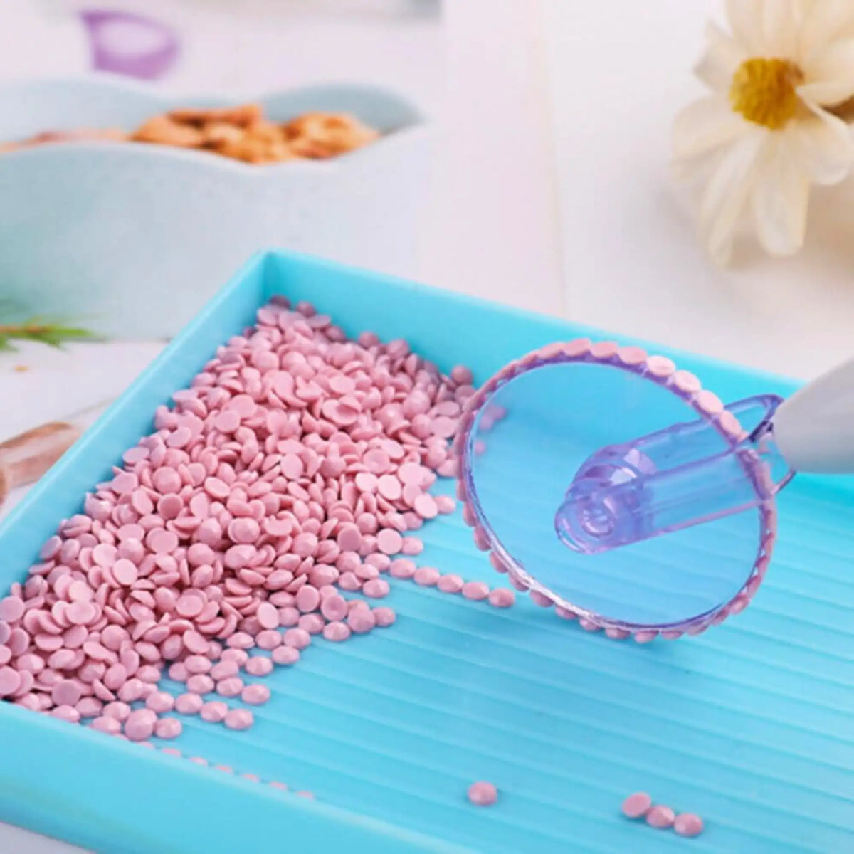 Diamond Painting Multi-Rolle zum einfachen Aufnehmen und Anbringen mehrerer rosa Diamanten Steinchen in der Sortierschale