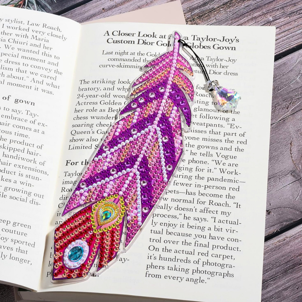 Diamond Painting Lesezeichen Set Bunte Federn mit glitzernden Schmucksteinen in einem aufgeschlagenen Buch