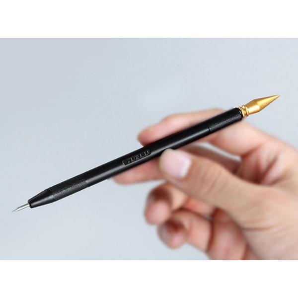 Schwarzer Scratch Painting Stift für detaillierte Kratzbilder und DIY-Kunstwerke in der Hand gehalten