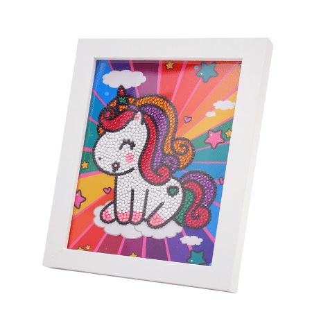 Fertiges Diamond Painting Set für Kinder mit süßem Einhorn Motiv und Regenbogen im weißen Bilderrahmen