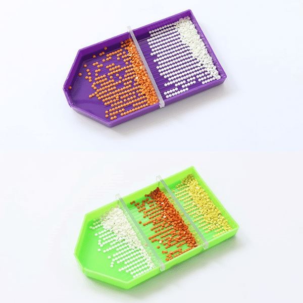 Großes Diamond Painting Schiffchen Set mit Trennwänden zum Sortieren von bunten Diamanten für dein DIY-Bastelprojekt