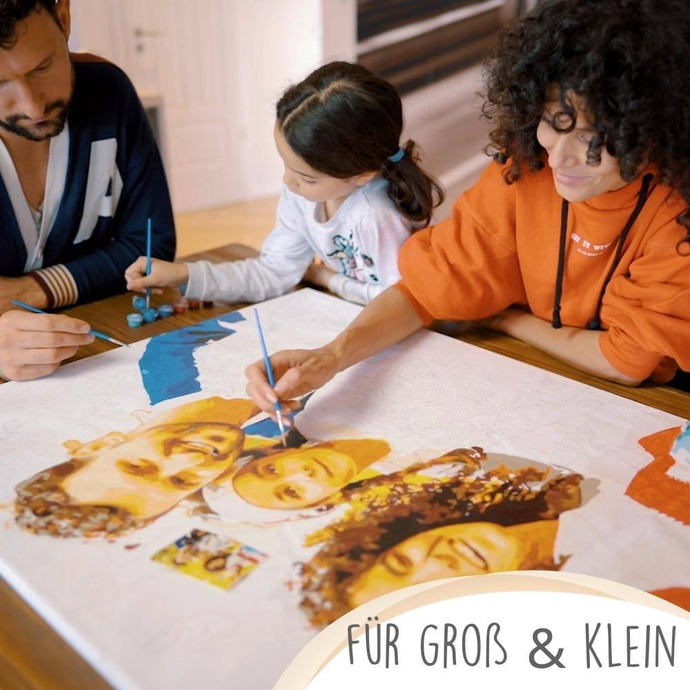 Familie beim Malen nach Zahlen mit eigenem Foto als personalisierte Leinwand für Erwachsene und Kinder