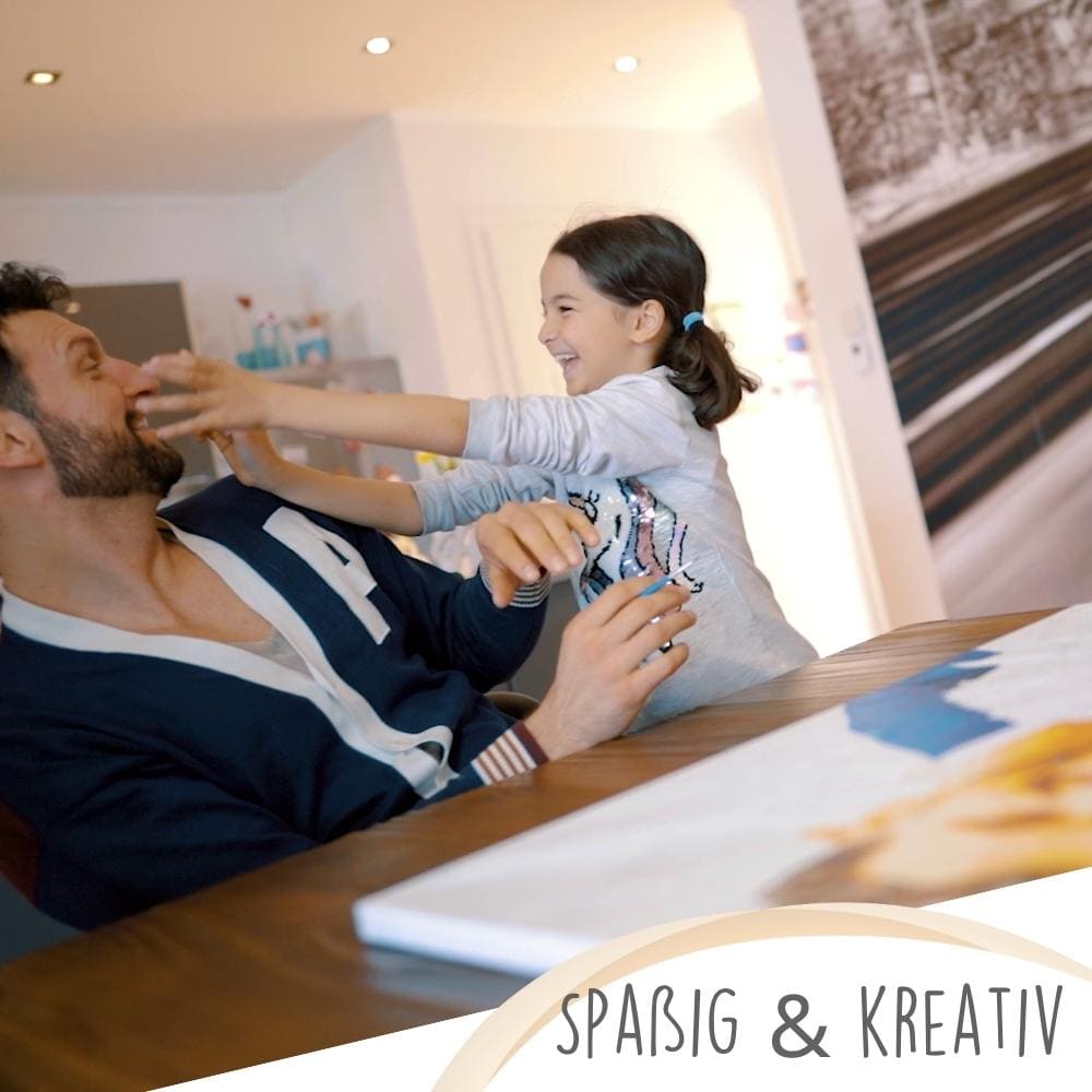 Vater und Tochter beim Malen nach Zahlen mit eigenem Foto als personalisiertes Set für kreative gemeinsame Zeit.