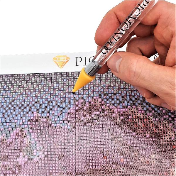 Glitzerstift als Diamond Painting Zubehör beim Setzen der Steine auf eine bedruckte 5D Leinwand
