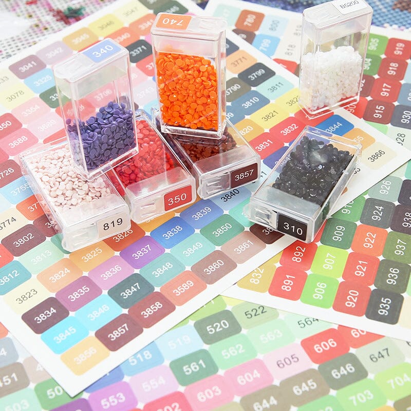 Bunte DMC Etiketten Sticker für Diamond Painting Aufbewahrungsboxen mit eckigen Steinchen in Döschen sortiert