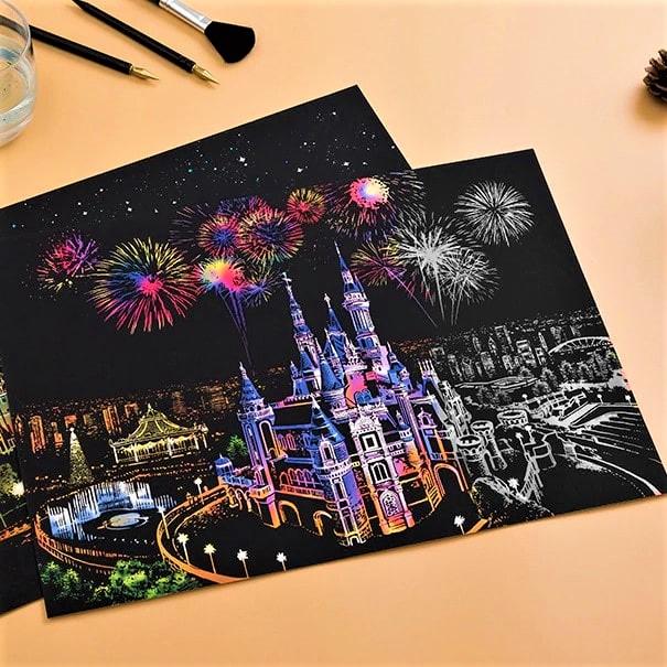 Scratch Painting Märchenschloss mit buntem Feuerwerk als kreatives DIY Kunstwerk zum Selberkratzen