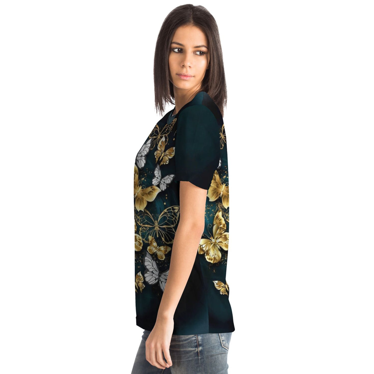 Frau trägt Dreamer T-Shirt mit goldenen Schmetterlingen, inspiriert durch Diamond Painting und Malen nach Zahlen Motive.