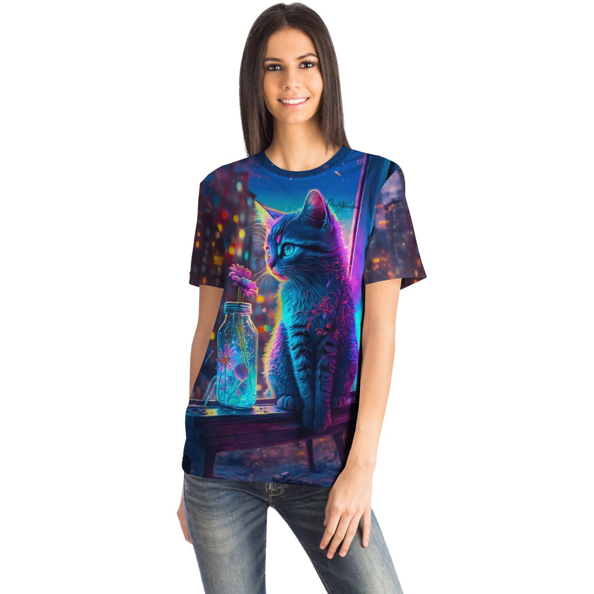 Frau trägt ein T-Shirt mit farbenfrohem Katzen-Motiv, inspiriert von Diamond Painting und Malen nach Zahlen Designs.