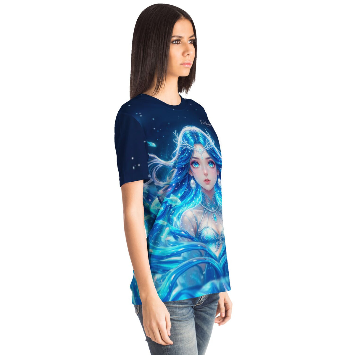 Frau trägt blaues T-Shirt mit Nerelya-Motiv, inspiriert von Diamond Painting und Malen nach Zahlen Designs