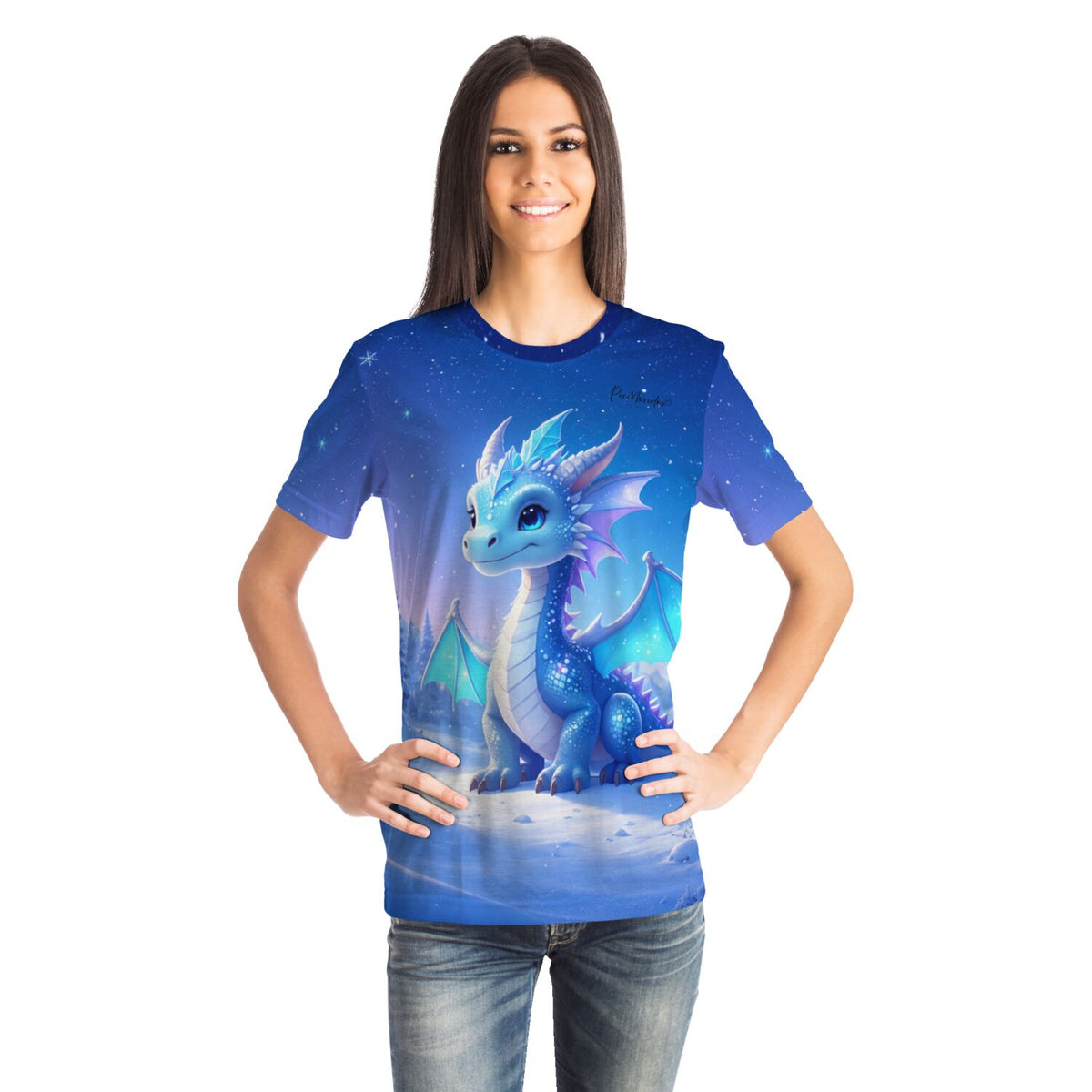 Frau trägt blaues T-Shirt mit niedlichem Drachen-Motiv, inspiriert von den beliebten Diamond Painting Designs