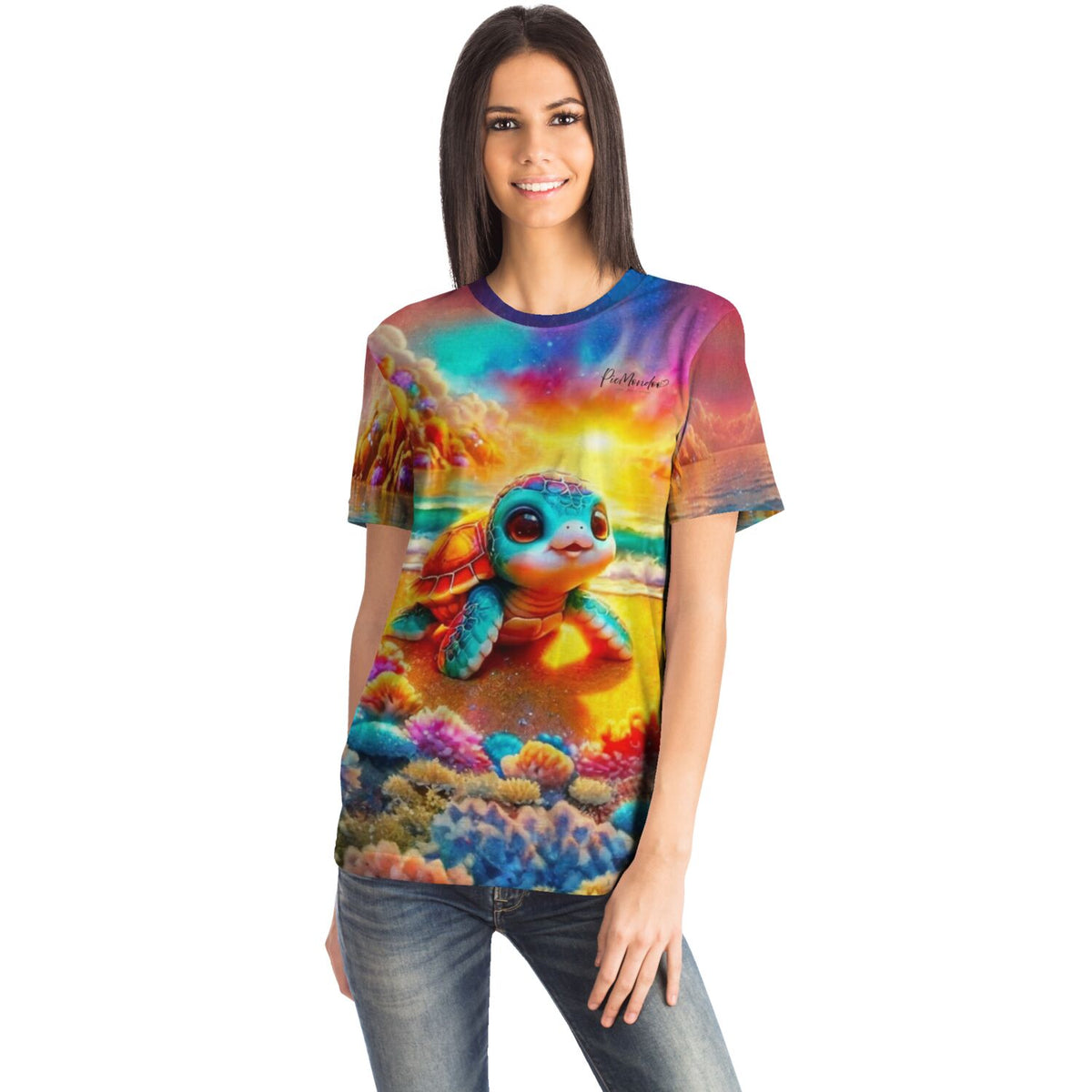 Frau trägt Dreamer T-Shirt mit buntem Schildkröte am Funkelstrand Motiv, inspiriert durch Diamond Painting Kunststile