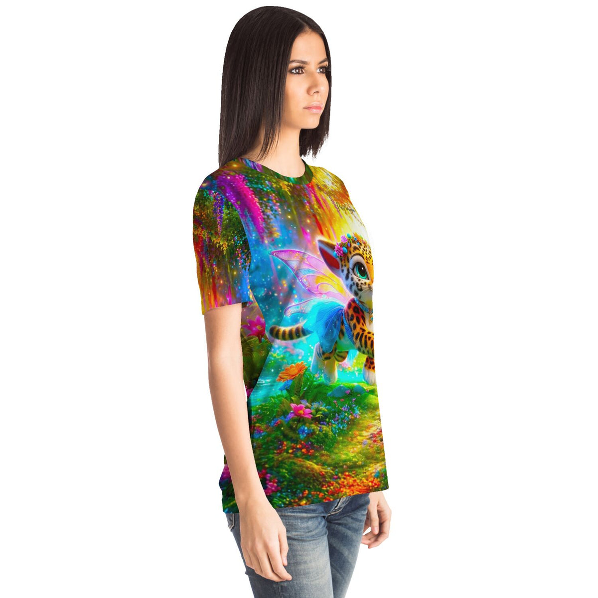 Frau trägt ein T-Shirt mit Finja der kleinen Tigerfee als buntes Fantasy-Motiv, bekannt aus Diamond Painting Sets.