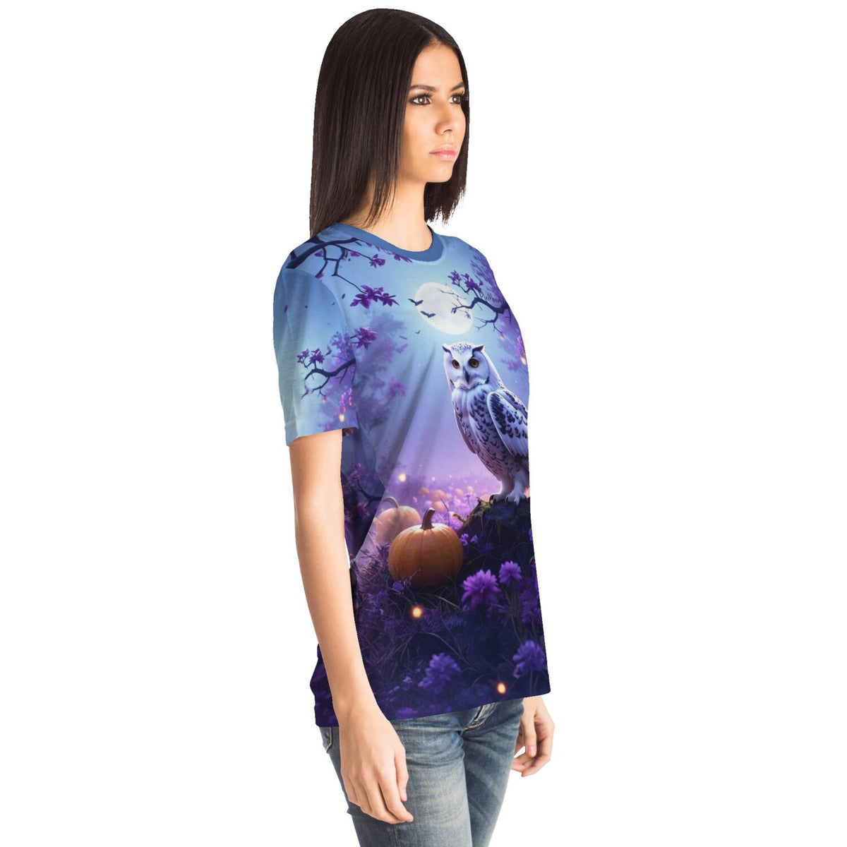Frau trägt Dreamer T-Shirt mit Nachtwächter Eulen-Motiv im Stil von Diamond Painting und Malen nach Zahlen Designs