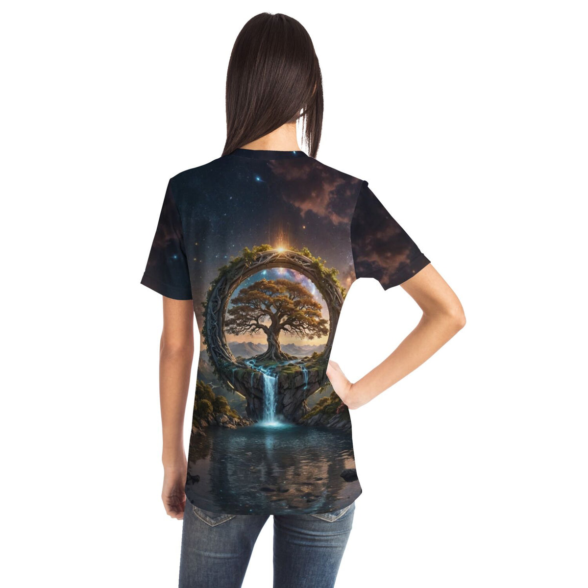 Frau trägt T-Shirt mit Tor zur Anderswelt Motiv, inspiriert von kunstvollen Diamond Painting und Malen nach Zahlen Designs