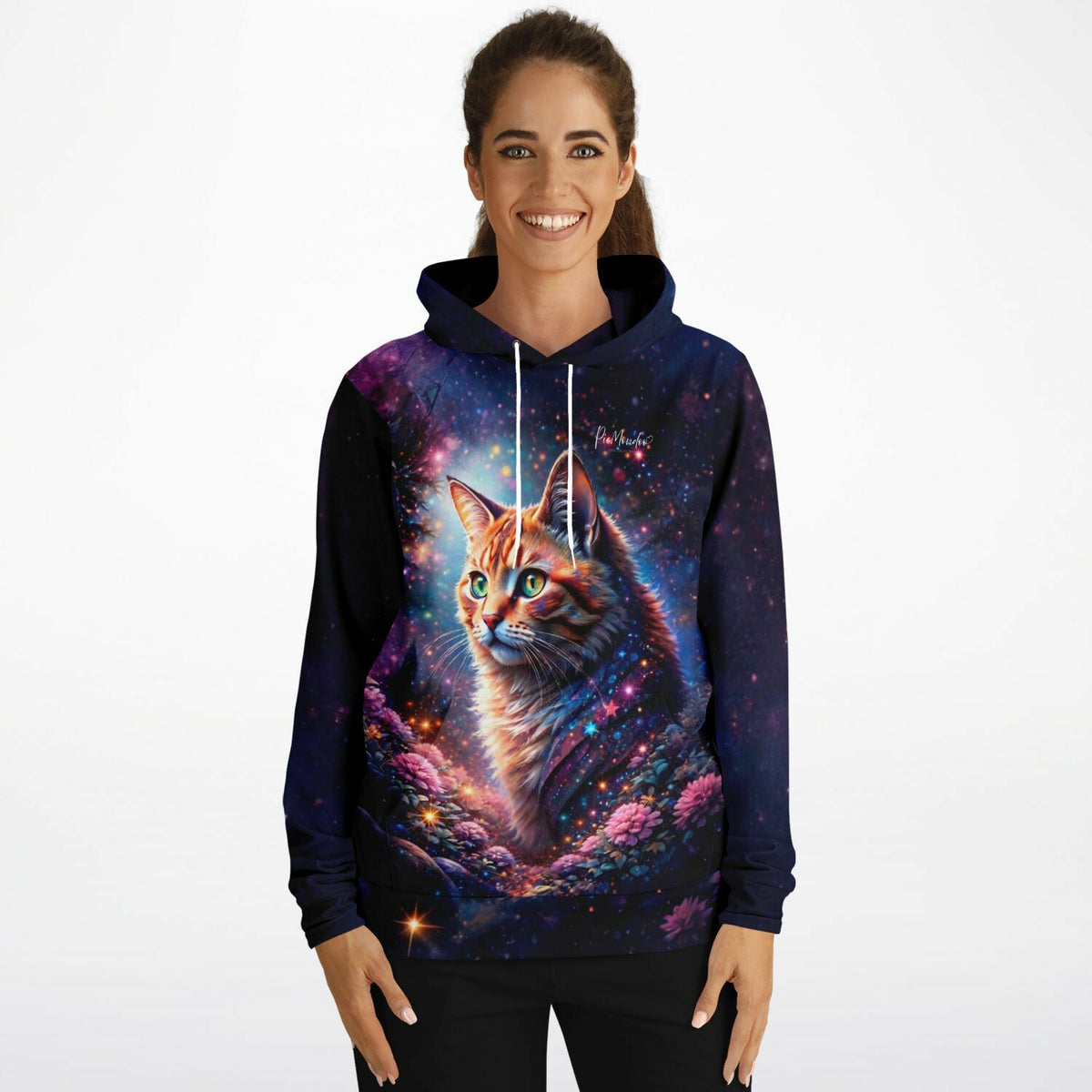 Frau trägt Dreamer Hoodie Sternenpfote mit mystischem Katzenmotiv im Stil von Diamond Painting und Malen nach Zahlen