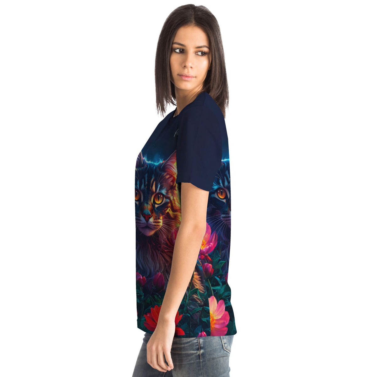Frau trägt Dreamer T-Shirt mit Katzen-Motiv Hüterin der Nachtblüten, inspiriert durch Diamond Painting und Malen nach Zahlen