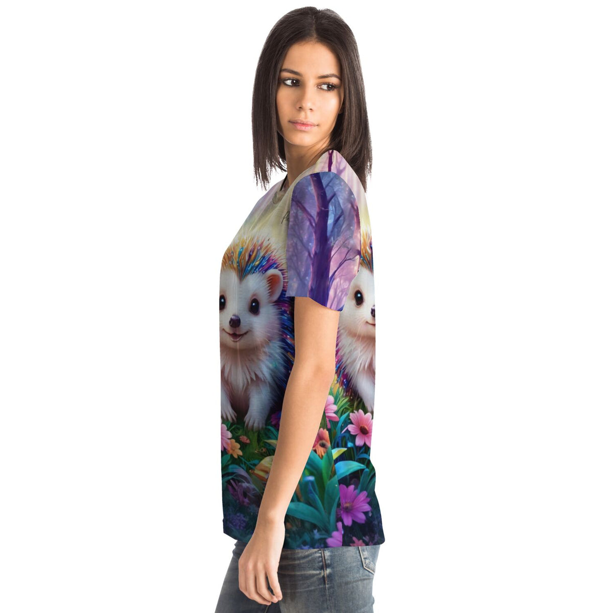 Frau trägt T-Shirt mit niedlichem Igel Motiv im Fairydust Stil, passend zu Diamond Painting und Malen nach Zahlen Sets