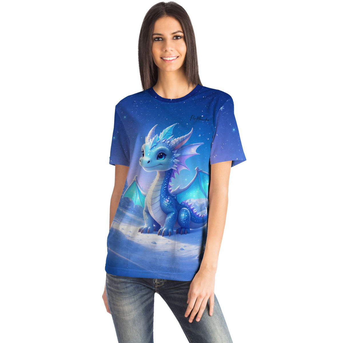 Frau trägt blaues T-Shirt mit süßem Drachen-Motiv im Stil von Diamond Painting und Malen nach Zahlen
