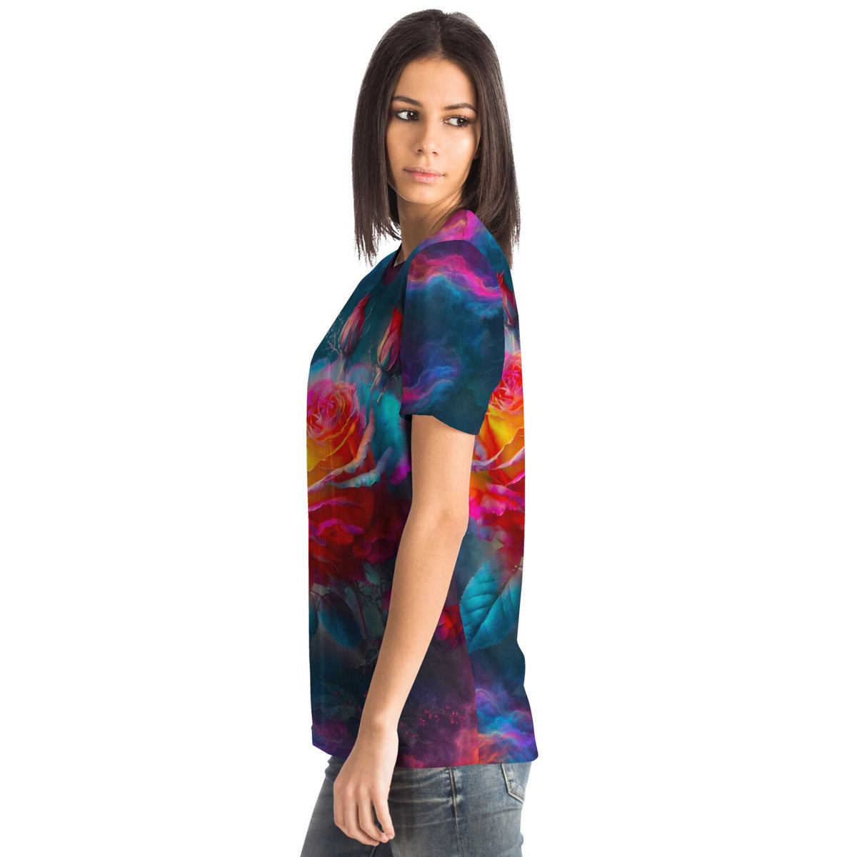 Frau trägt ein Dreamer T-Shirt mit leuchtendem Rosen-Motiv in Ölfarben-Optik, ähnlich wie bei Malen nach Zahlen Kunstwerken.