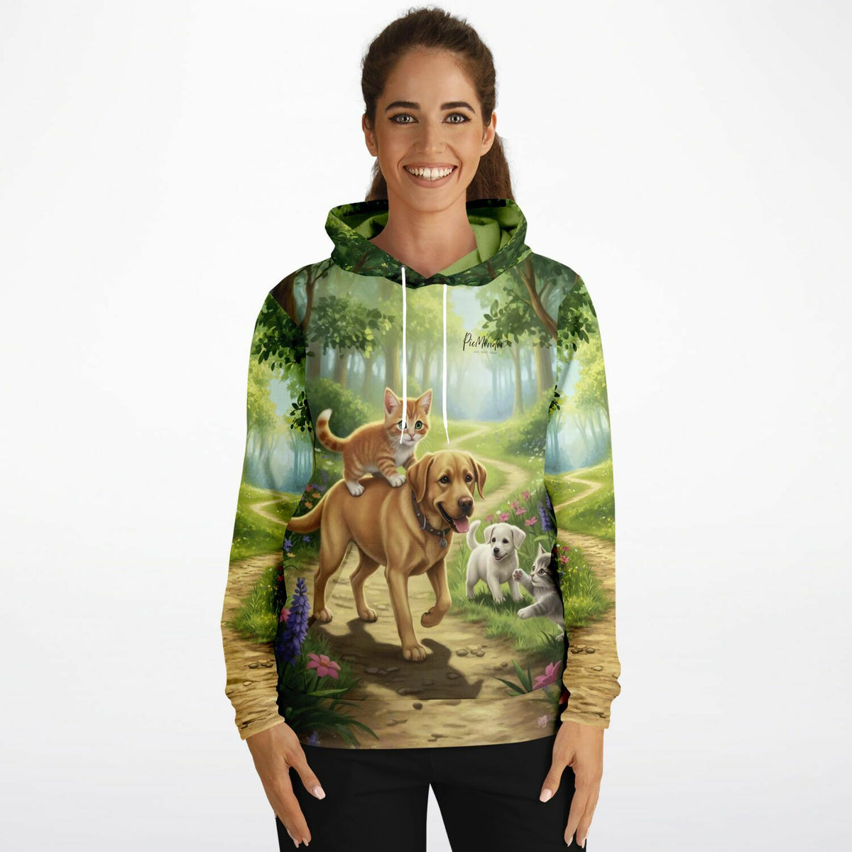 Frau trägt Hoodie mit Waldspaziergang Motiv, beliebtes Design wie bei Malen nach Zahlen oder Diamond Painting Sets