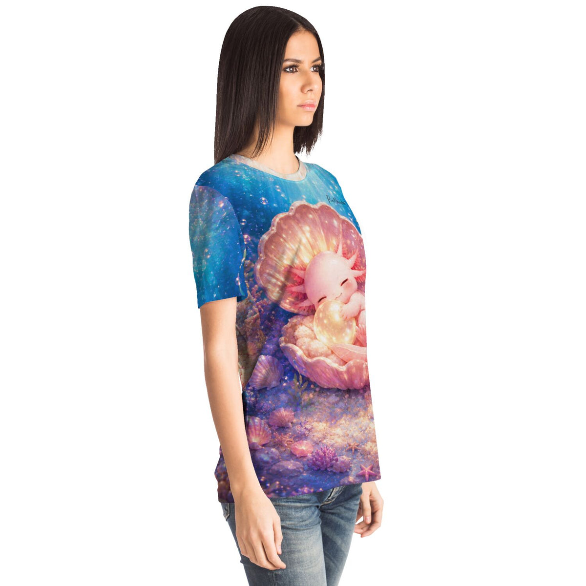 Frau trägt Dreamer T-Shirt mit niedlichem Axolotl in einer Muschel, Design inspiriert durch Diamond Painting Motive