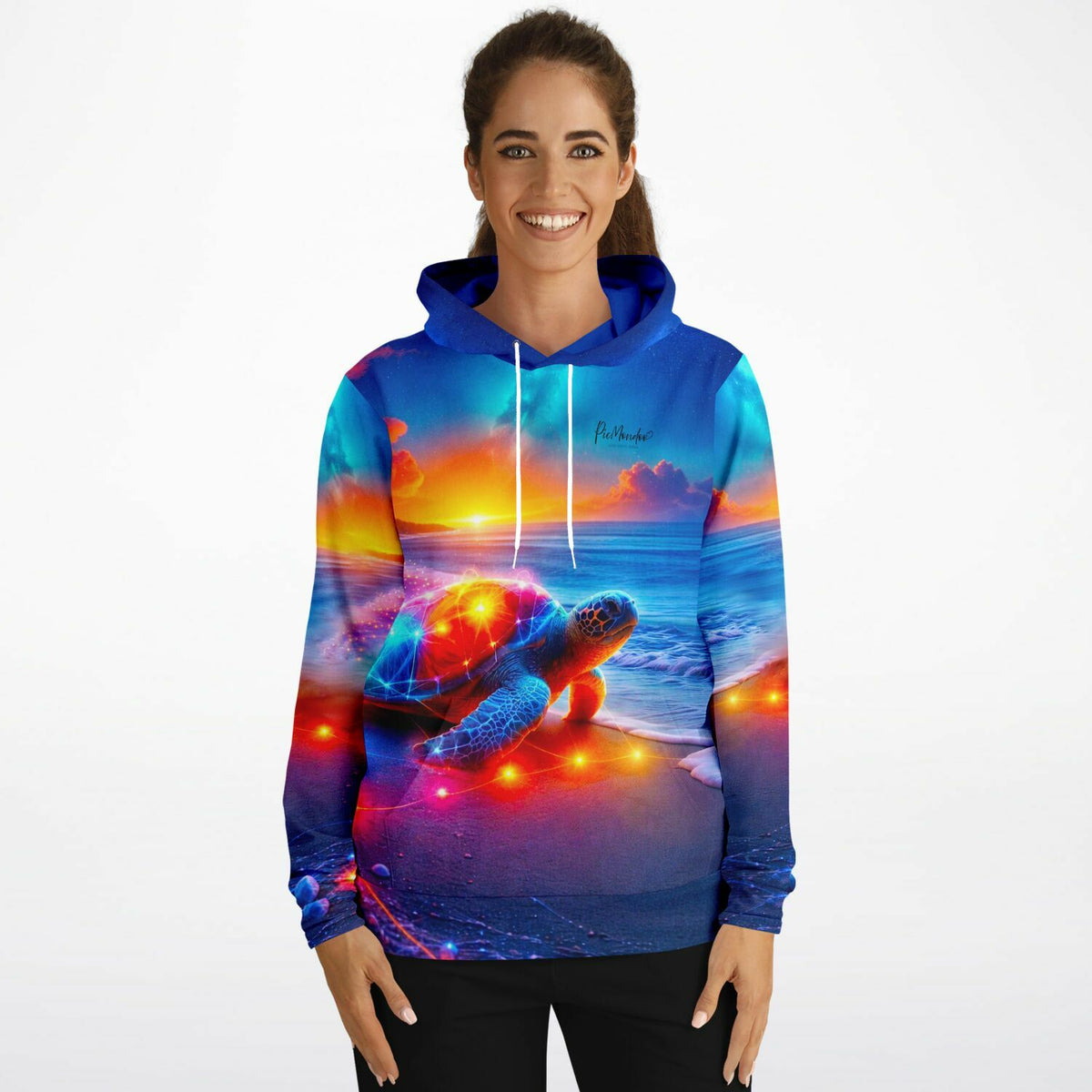 Frau trägt Dreamer Hoodie mit leuchtendem Schildkröten-Motiv im Stil unserer Diamond Painting und Malen nach Zahlen Sets.