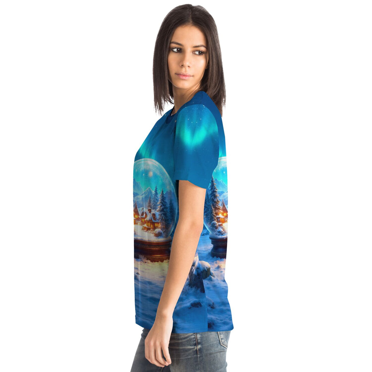Frau trägt ein T-Shirt mit winterlichem Schneekugel-Motiv, perfekt für Fans von Diamond Painting und Malen nach Zahlen