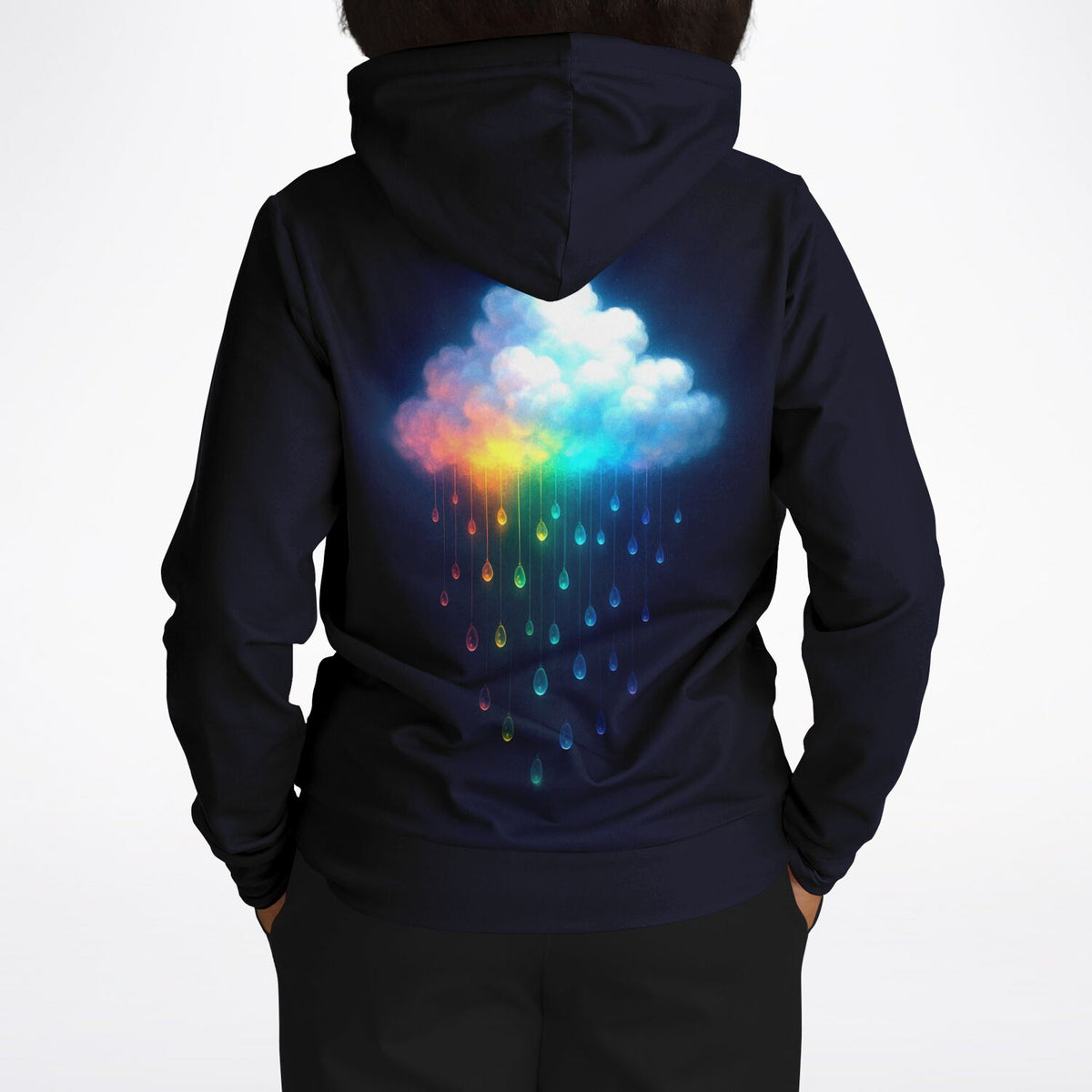 Schwarzer Hoodie mit leuchtender Regenbogenwolke als Druck, inspiriert durch farbenfrohe Diamond Painting Motive.