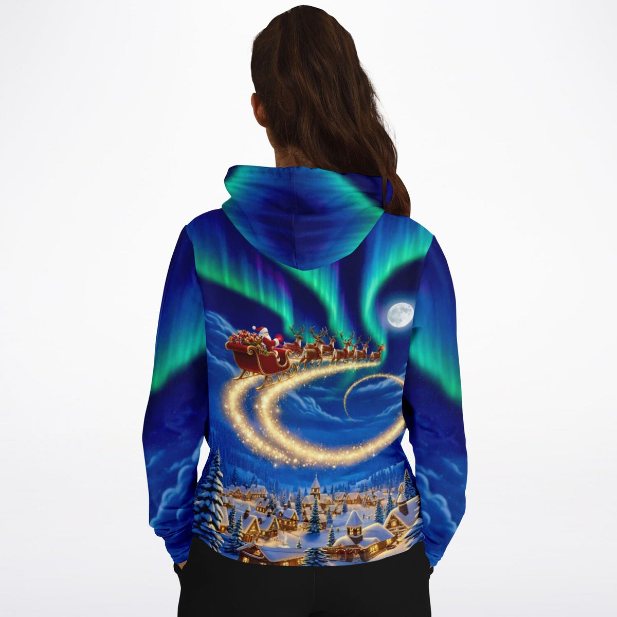 Dreamer Hoodie mit Weihnachstsmotiv, fliegendem Weihnachtsmann-Schlitten und Polarlichtern vor verschneitem Winterdorf