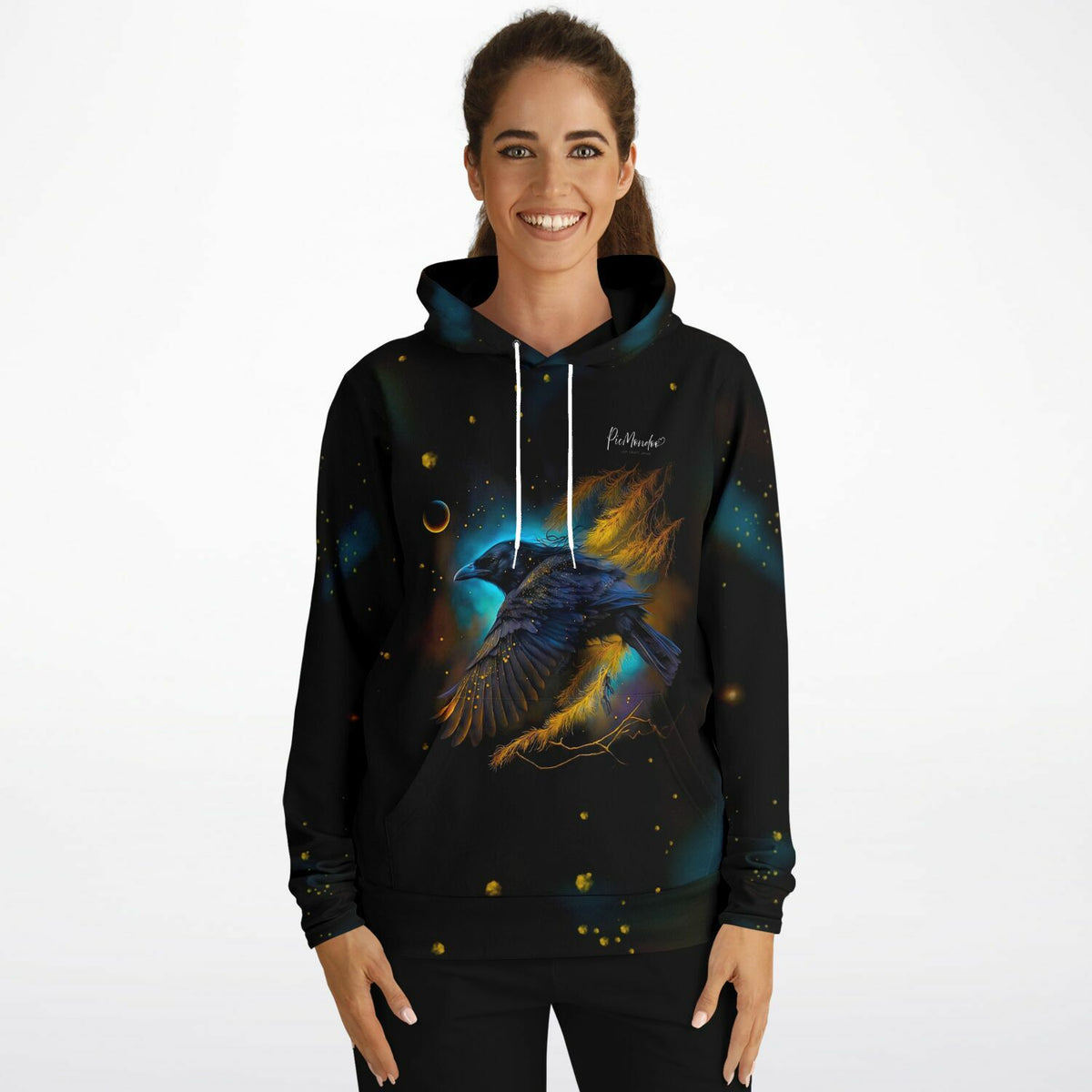 Frau trägt schwarzen Dreamer Hoodie mit Hexenrabe-Motiv im magischen Design passend zu Diamond Painting Kunstwerken.