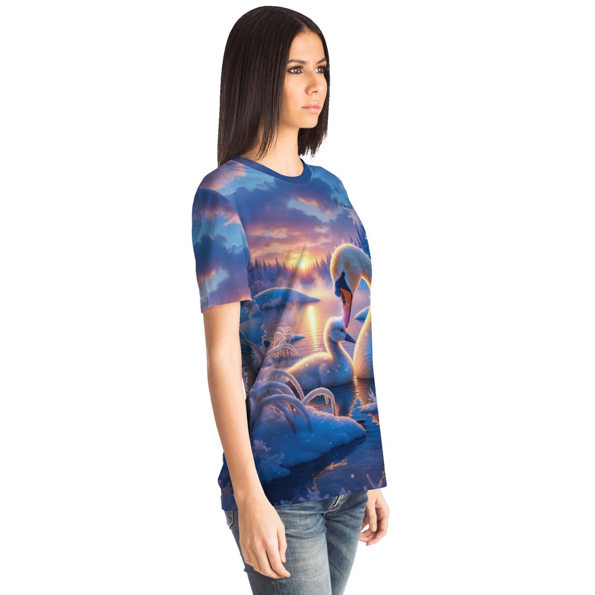Frau trägt Dreamer T-Shirt mit Diamond Painting Motiv: Schwäne im Sonnenuntergang bei Winterlandschaft.