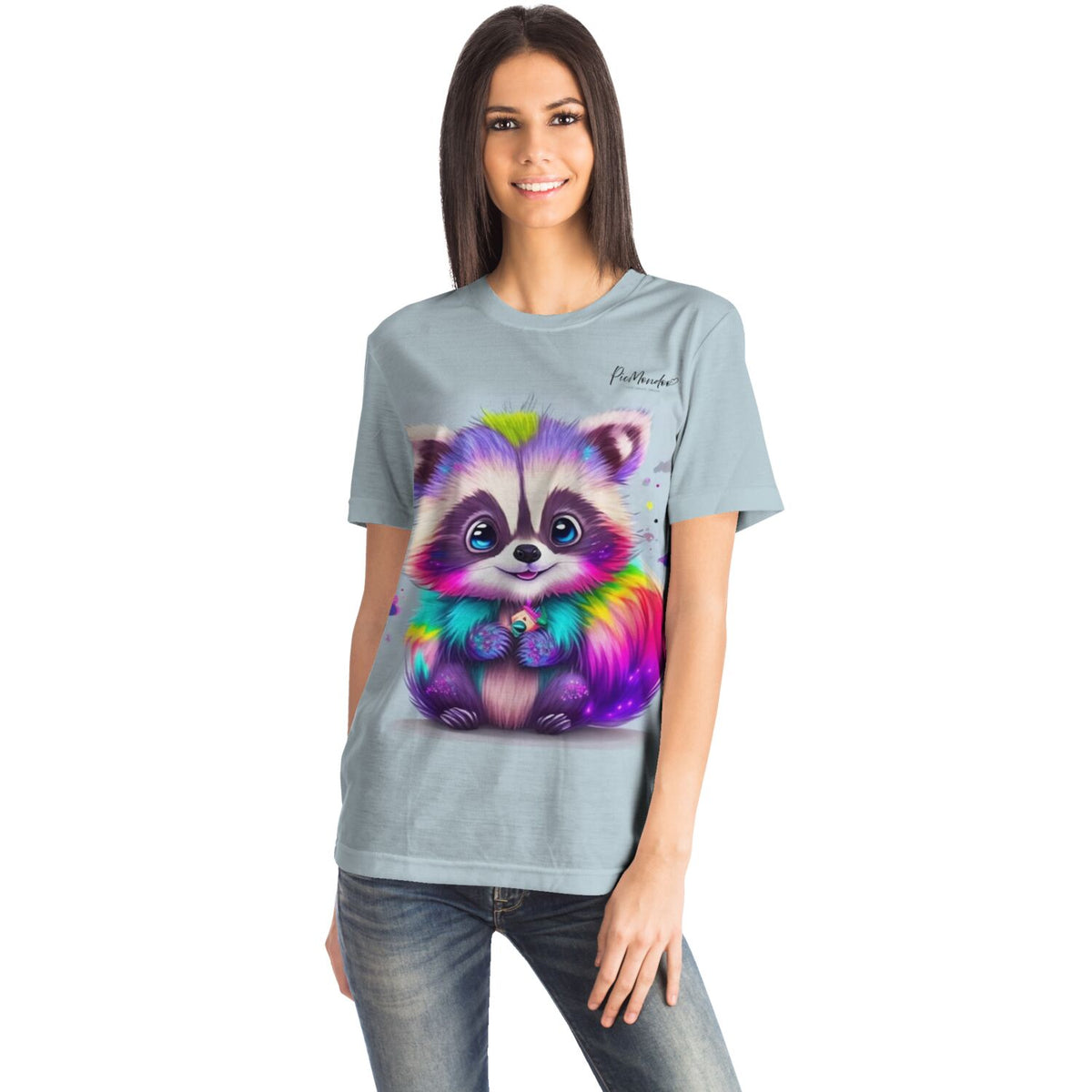 Frau trägt hellblaues T-Shirt mit buntem Waschbär-Motiv im Stil unserer Diamond Painting und Malen nach Zahlen Designs