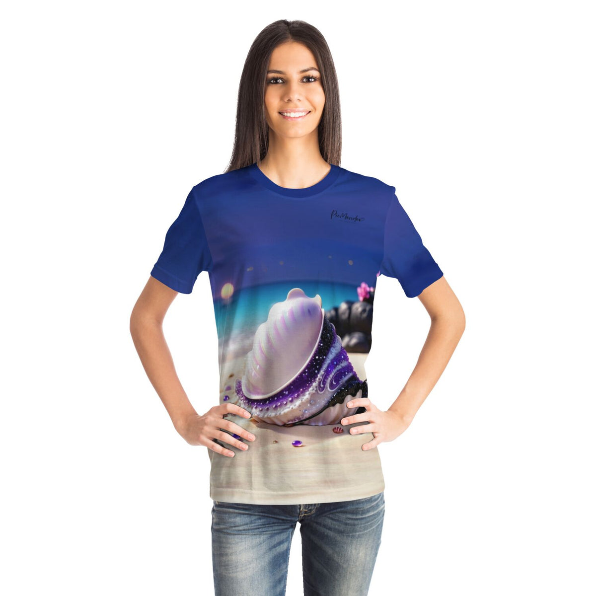 Frau trägt blaues T-Shirt mit violettem Muschel-Motiv, inspiriert von Diamond Painting und Malen nach Zahlen Designs