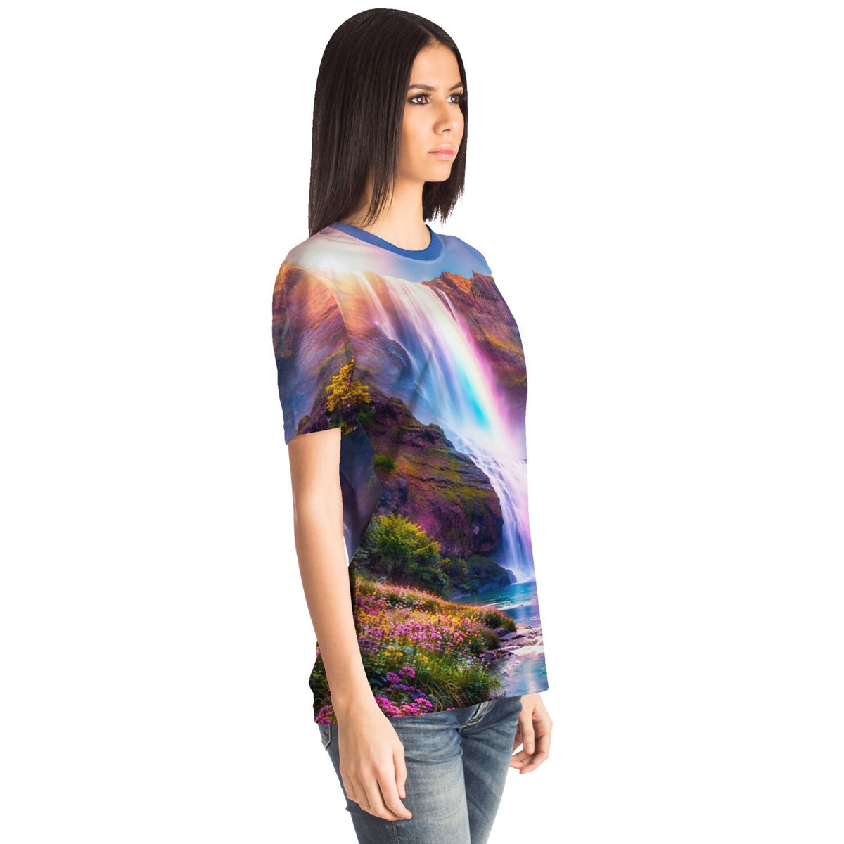 Frau trägt ein T-Shirt mit Wasserfall-Motiv, inspiriert von Diamond Painting und Malen nach Zahlen Designs.