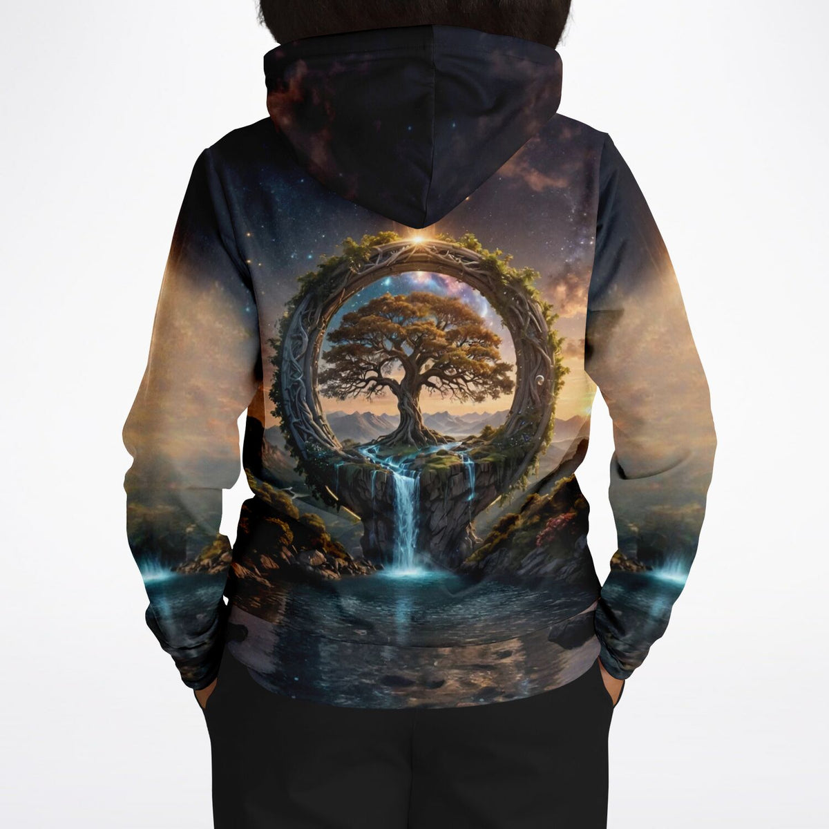 Dreamer Hoodie mit Tor zur Anderswelt Motiv, zeigt einen magischen Baum mit Wasserfall in einem mystischen Sternenhimmel