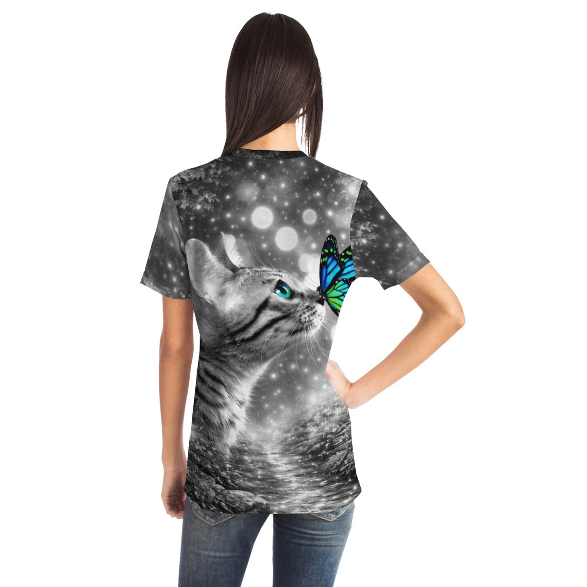 T-Shirt mit Katzen-Motiv und Schmetterling im Diamond Painting Stil, ideal für Fans von Malen nach Zahlen Motiven.