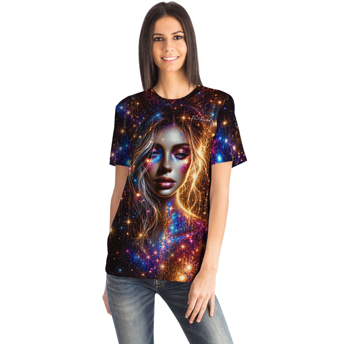 Frau trägt Dreamer T-Shirt Elara mit galaktischem Weltraum-Design, inspiriert durch Diamond Painting Kunstwerke.