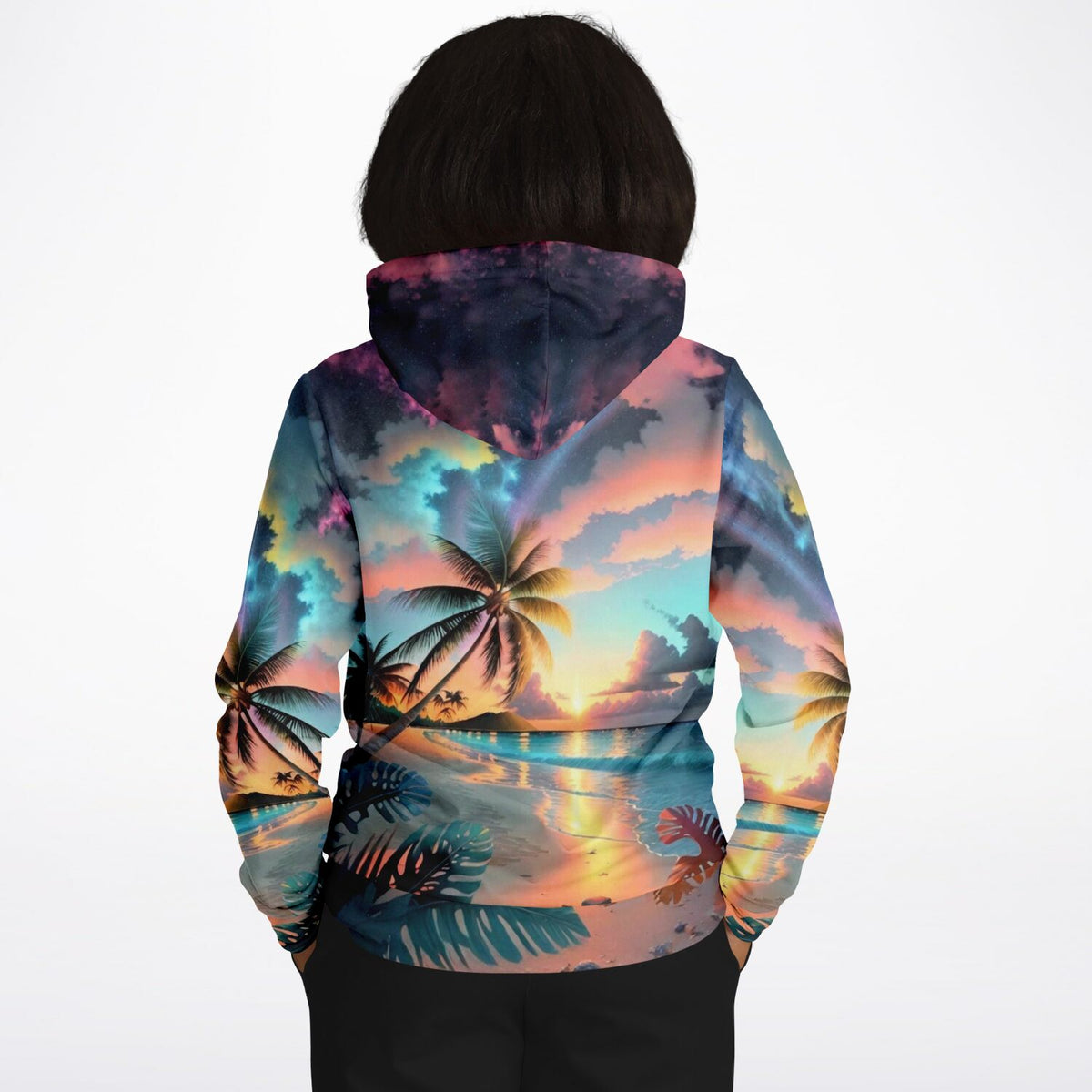 Dreamer Hoodie mit farbenfrohem Palmen-Motiv am Strand bei Sonnenuntergang und lebendigem Himmel