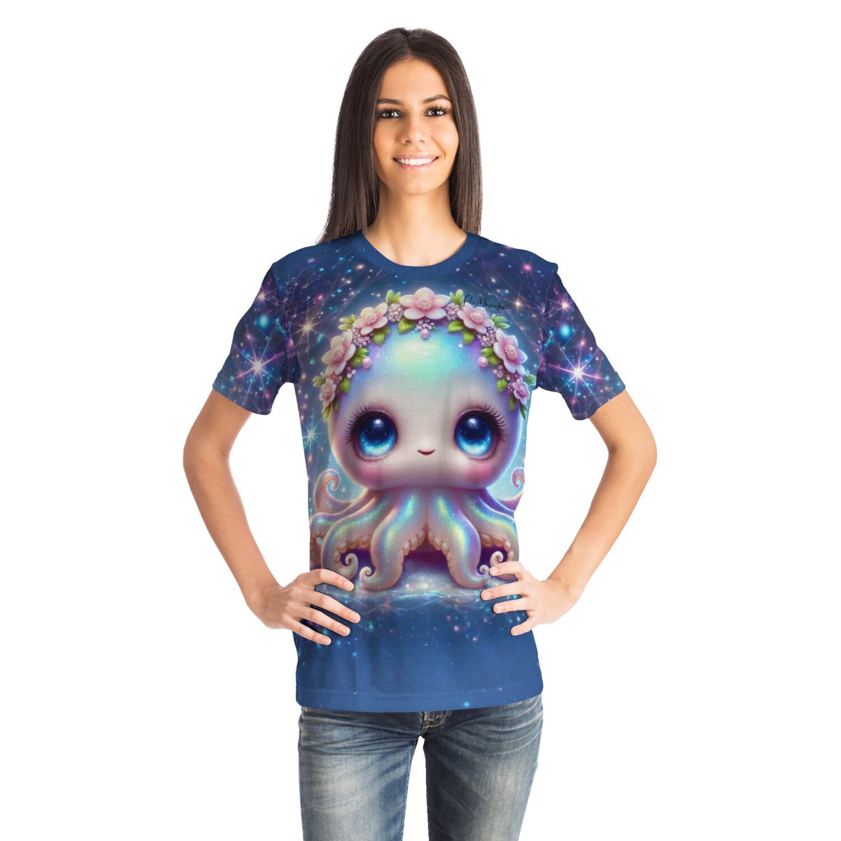 Frau trägt blaues T-Shirt mit süßem Tinty-Oktopus Motiv, inspiriert durch Diamond Painting und Malen nach Zahlen Designs.